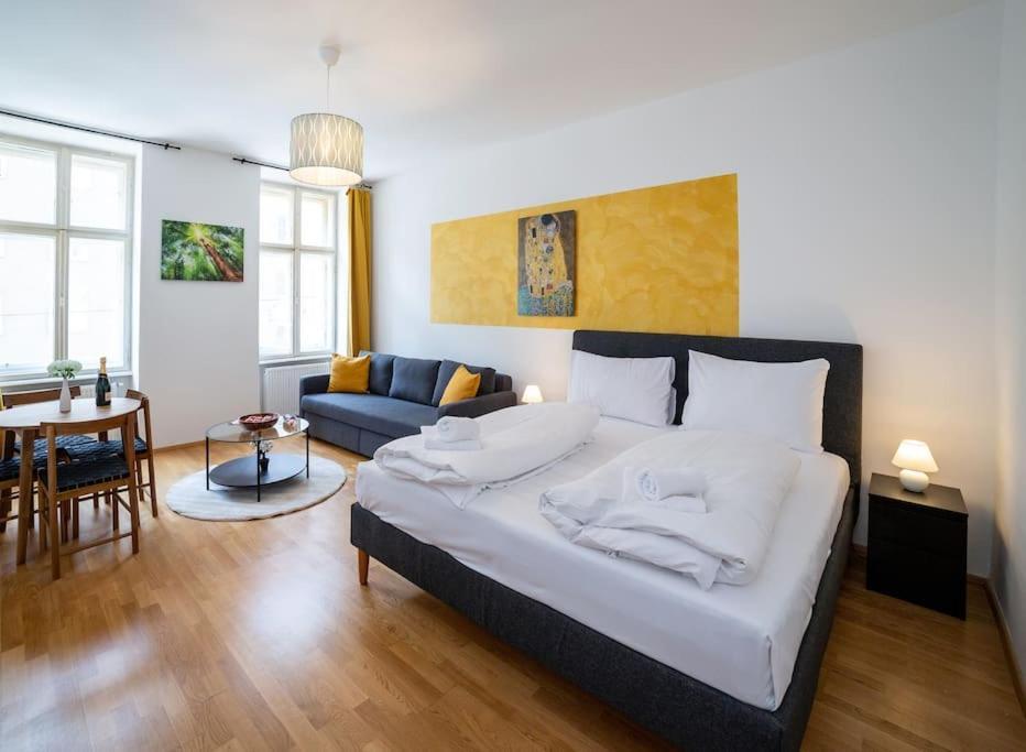Stylish With Free Parking Apartment