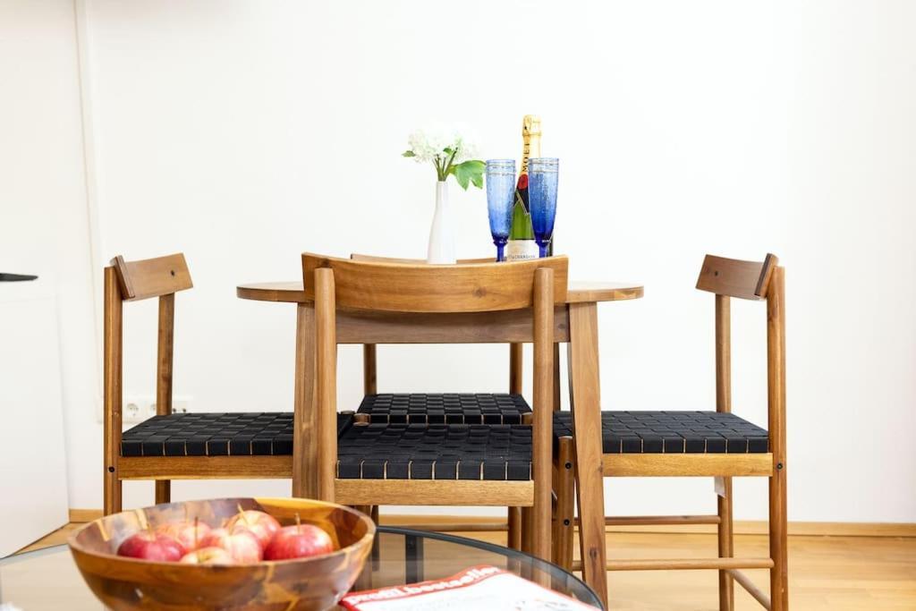 Stylish With Free Parking Apartment *