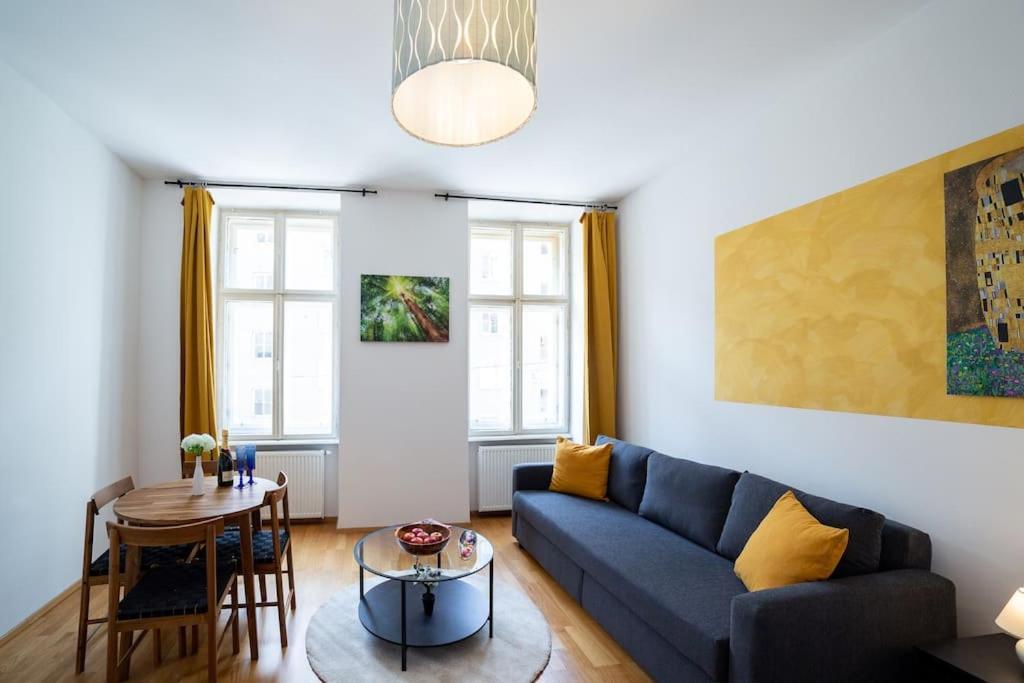 Stylish With Free Parking Apartment