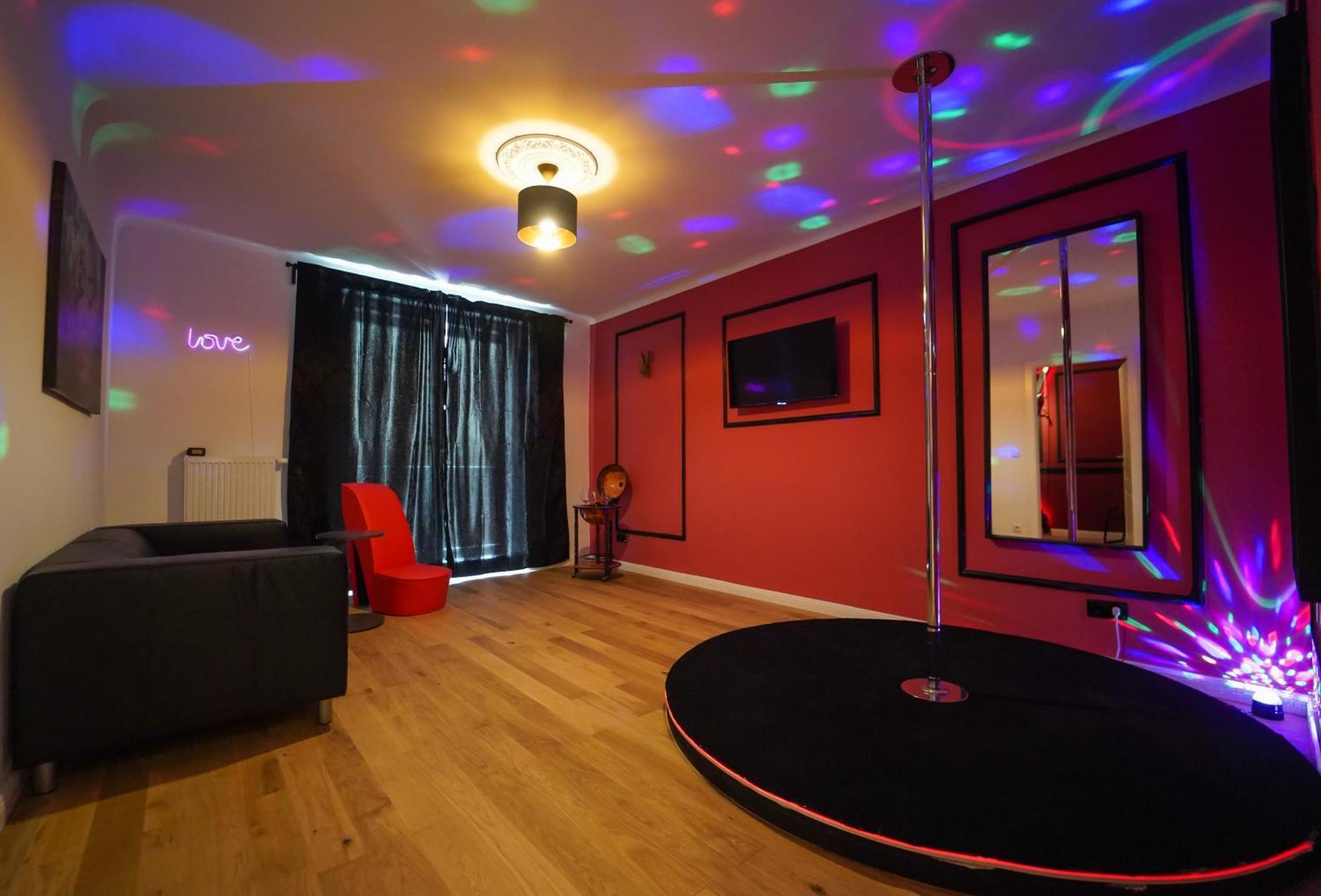 Shades Of Red Apartment *