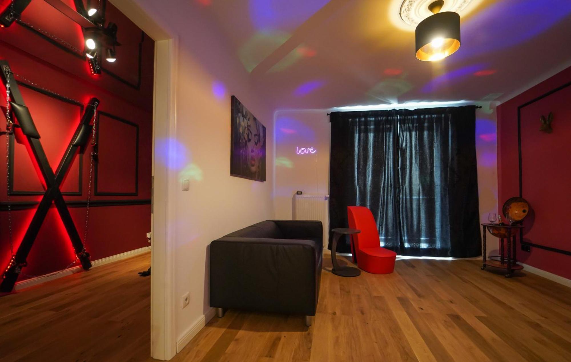 Shades Of Red Apartment *