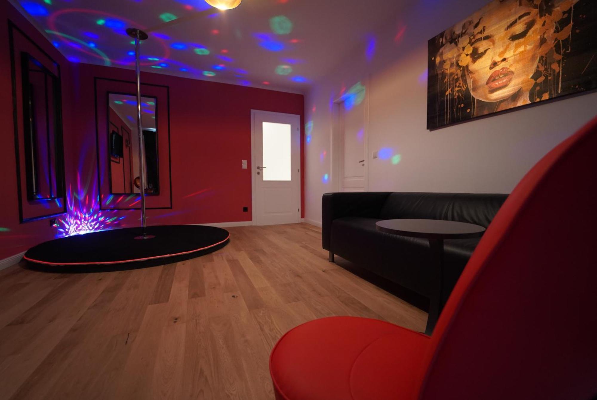 Shades Of Red Apartment *