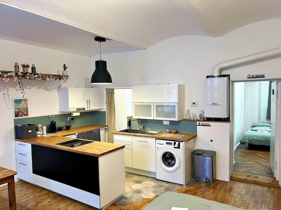 Spacious 2 Bedroom Loft With Courtyard - Centre
