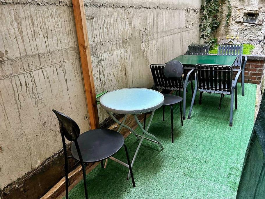 Spacious 2 Bedroom Loft With Courtyard - Centre Apartment *