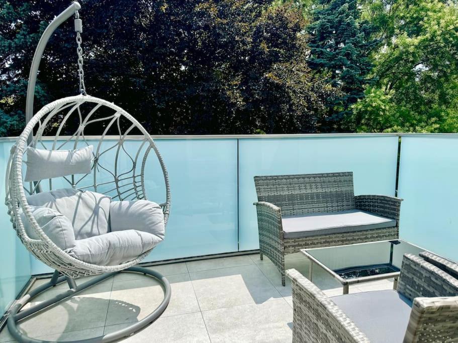 Rooftop With Balcony & Free Parking *