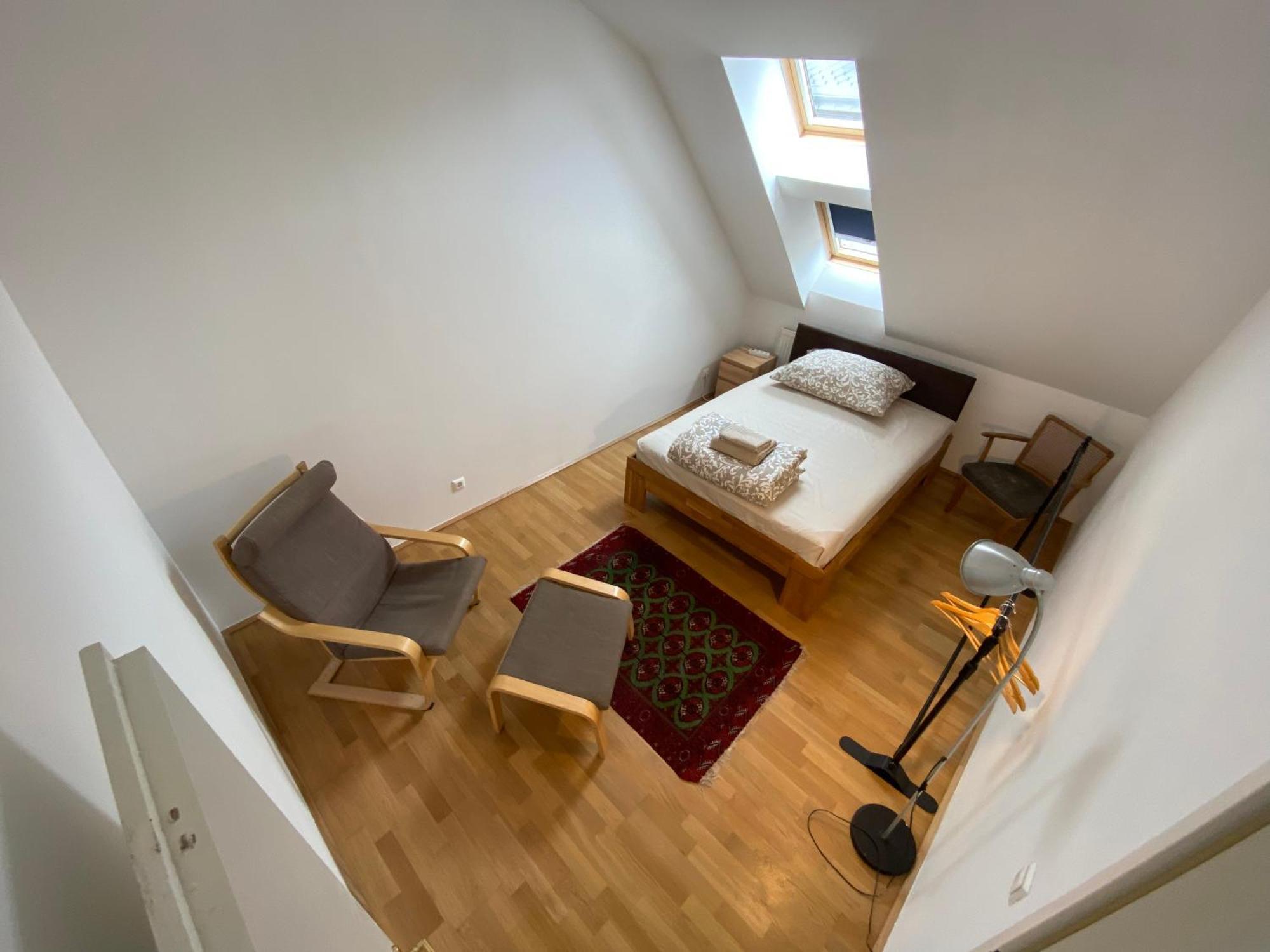 Luxury Penthouse Near Metro, Train Station And 15 Mins Center Apartment