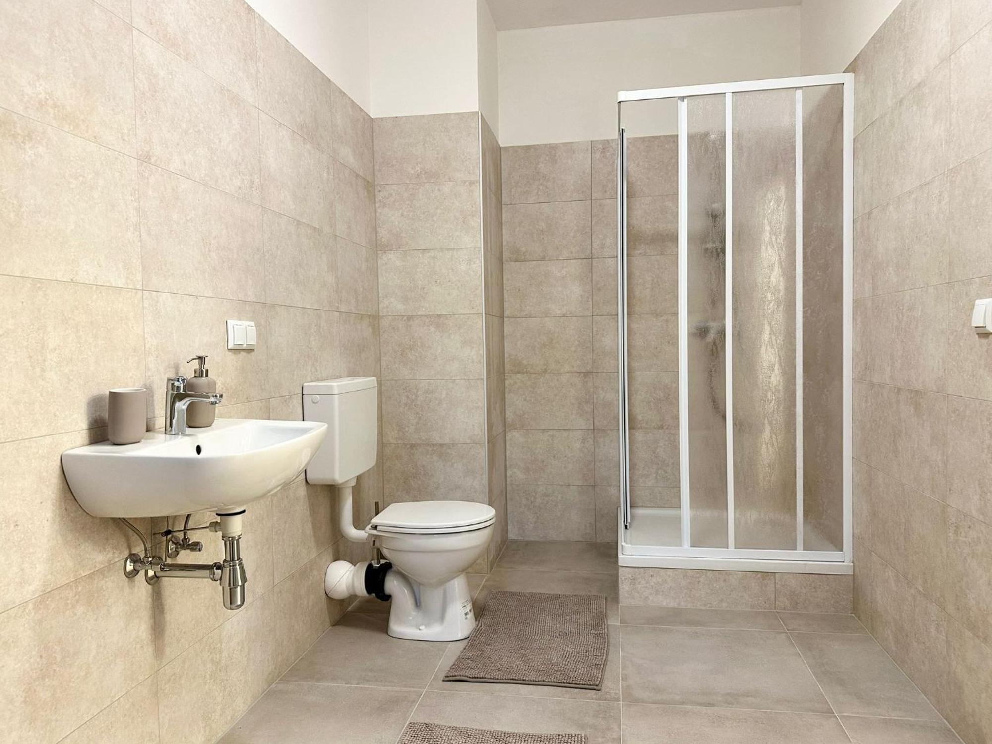 Hidden Garden - Spacious Modern - 1 Min To City Shuttle *
