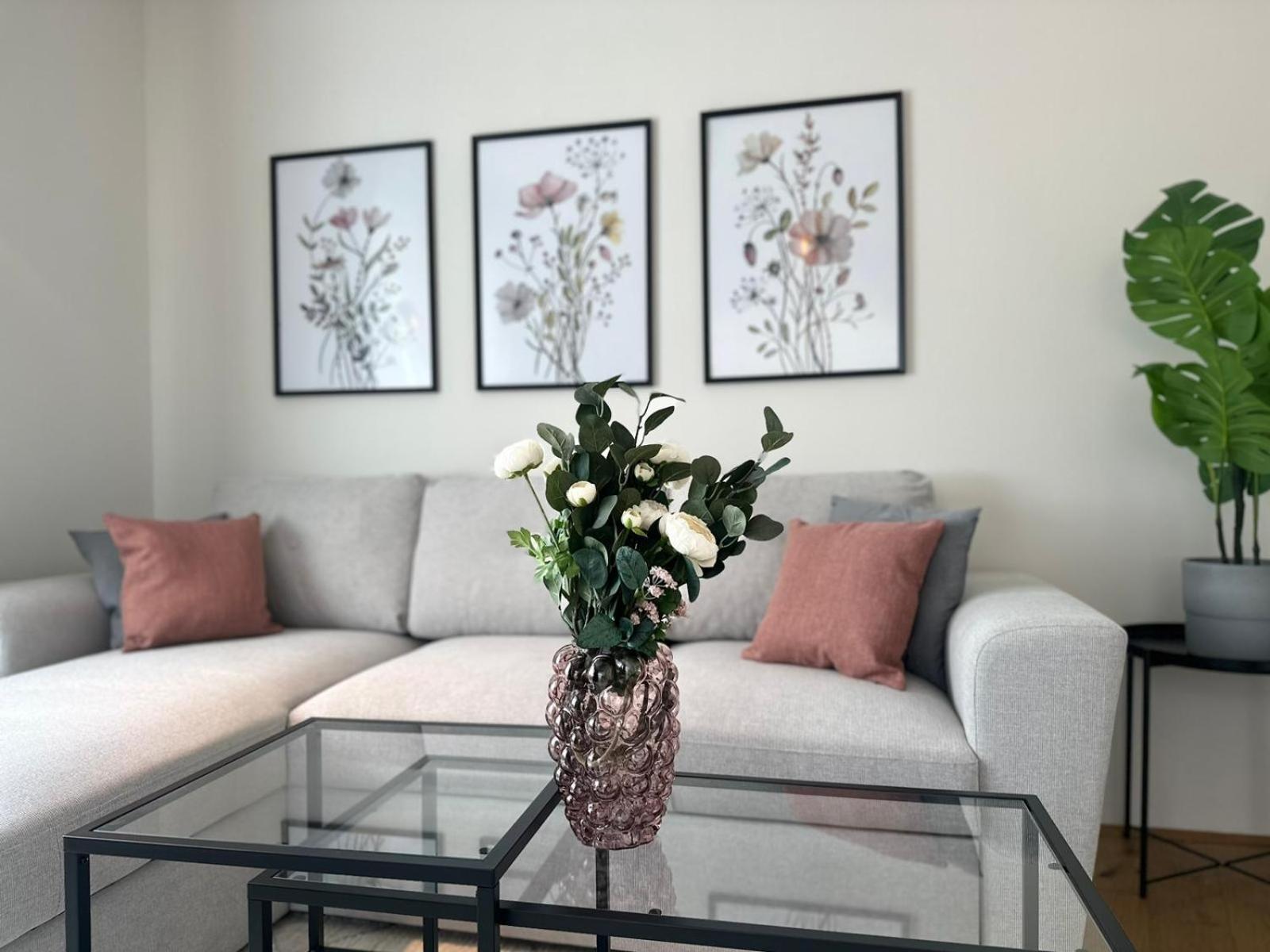 Apartment Free Parking I Balcony I 5 Min To Train Station