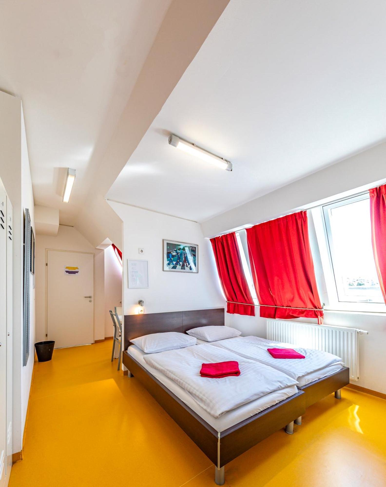 A&t & Albergue