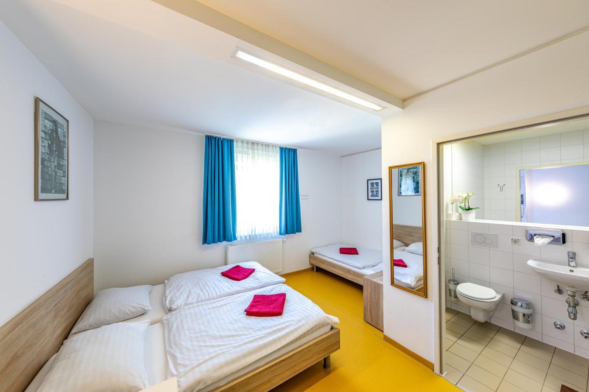 Albergue A&t & *