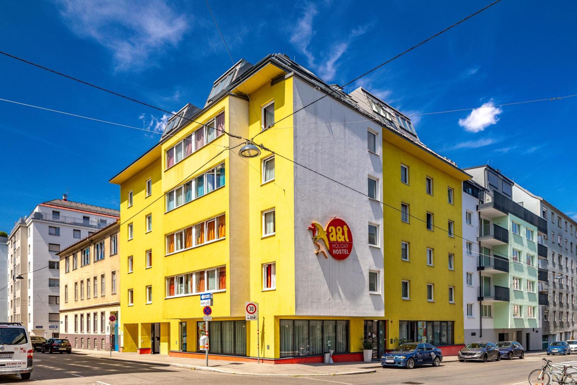 Albergue A&t & *