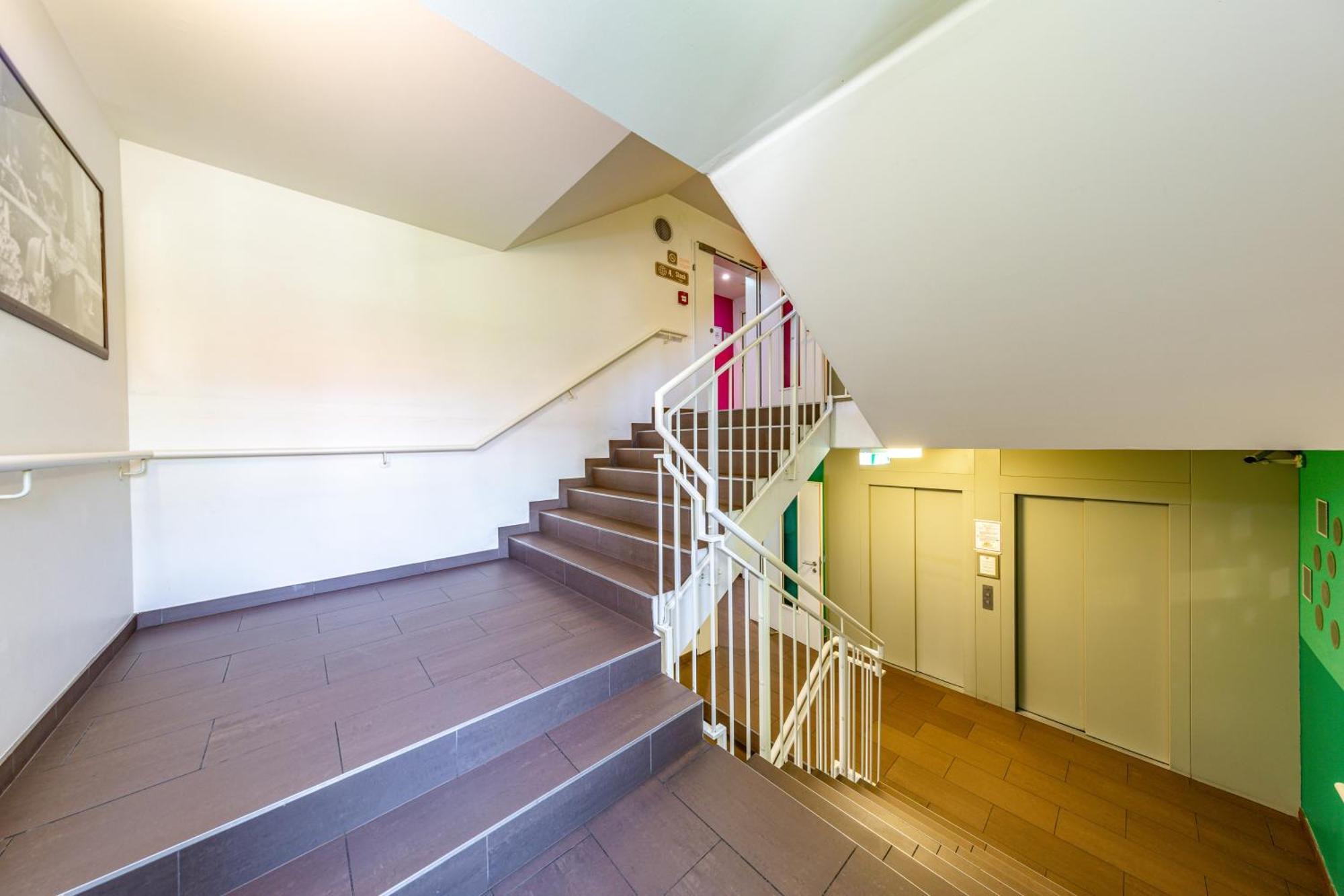 Albergue A&t & *