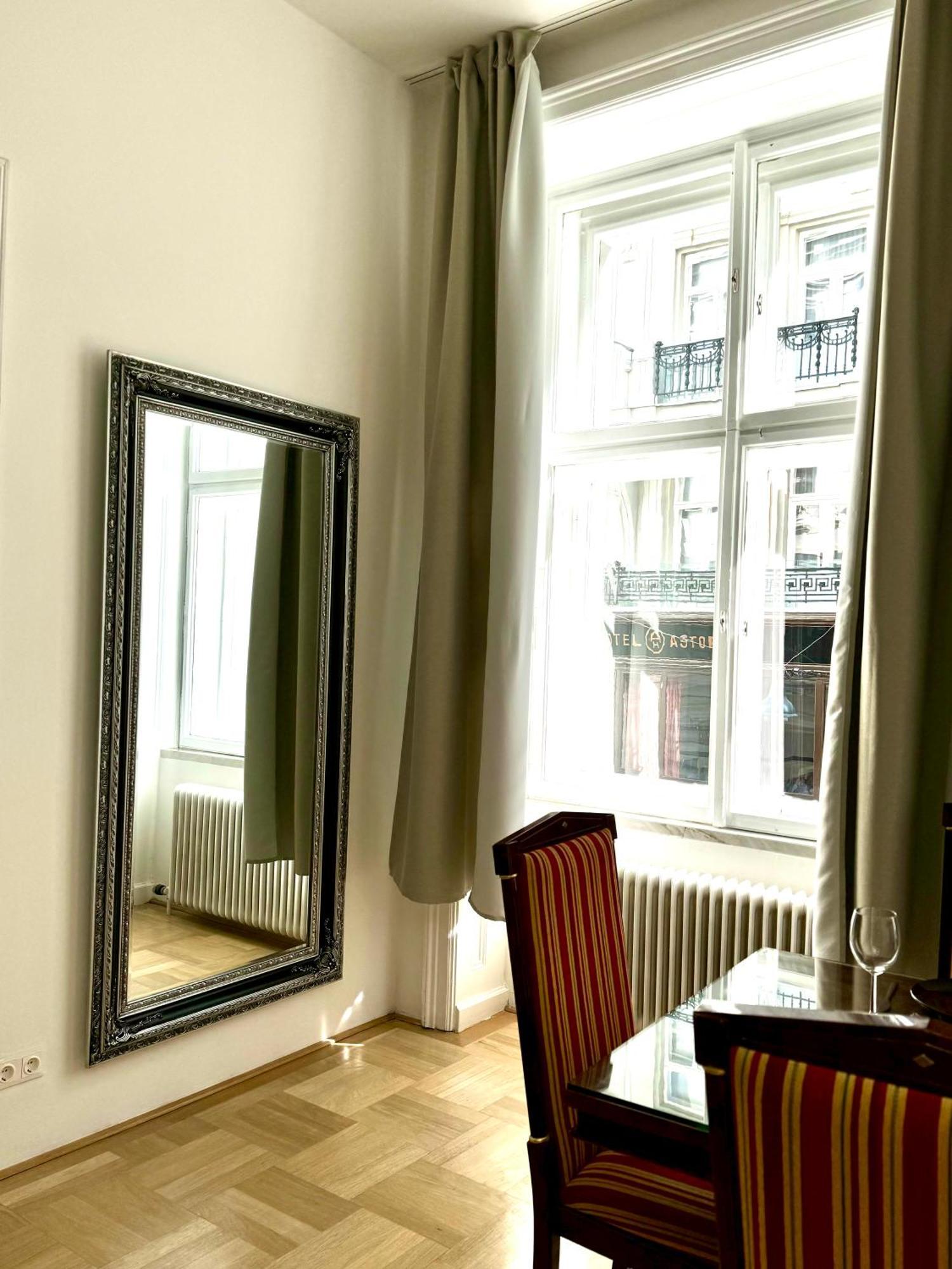 Opera 145 M2 Apartment Vienna