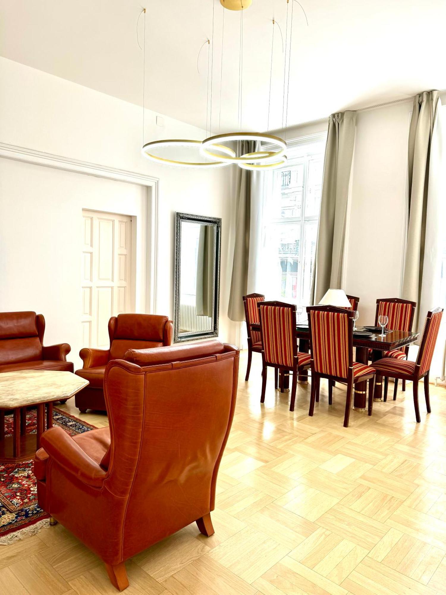 Opera 145 M2 Vienna