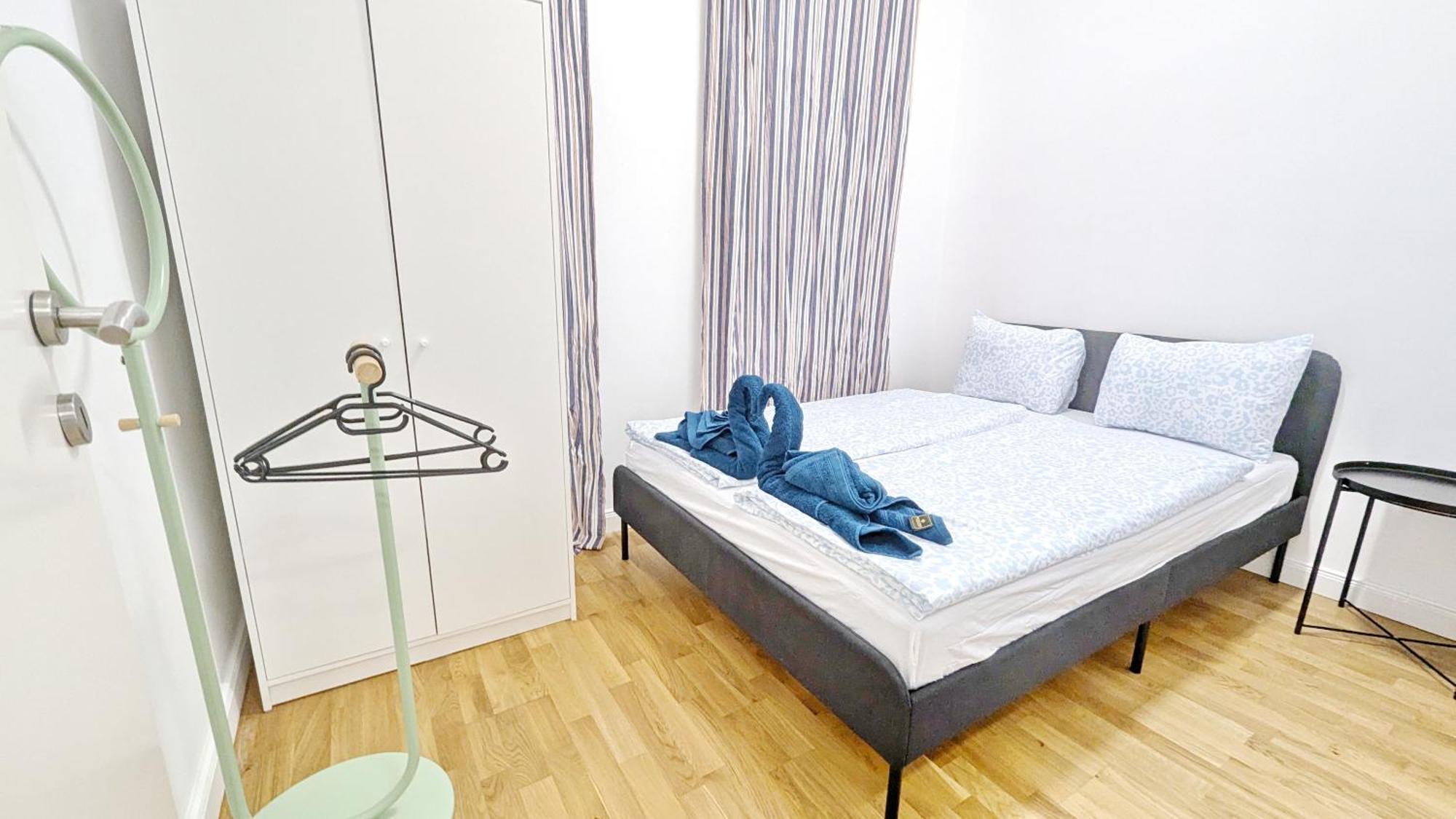 Spacious In A Lively Area Apartment *