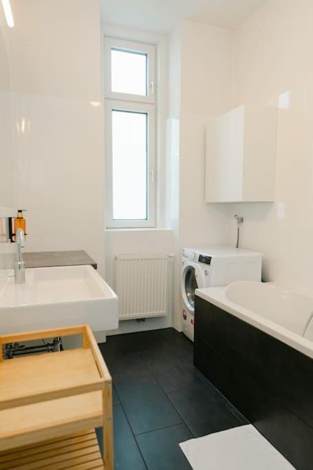 Apartment Classy In Josefstadt Perfect For 4-6 Vienna