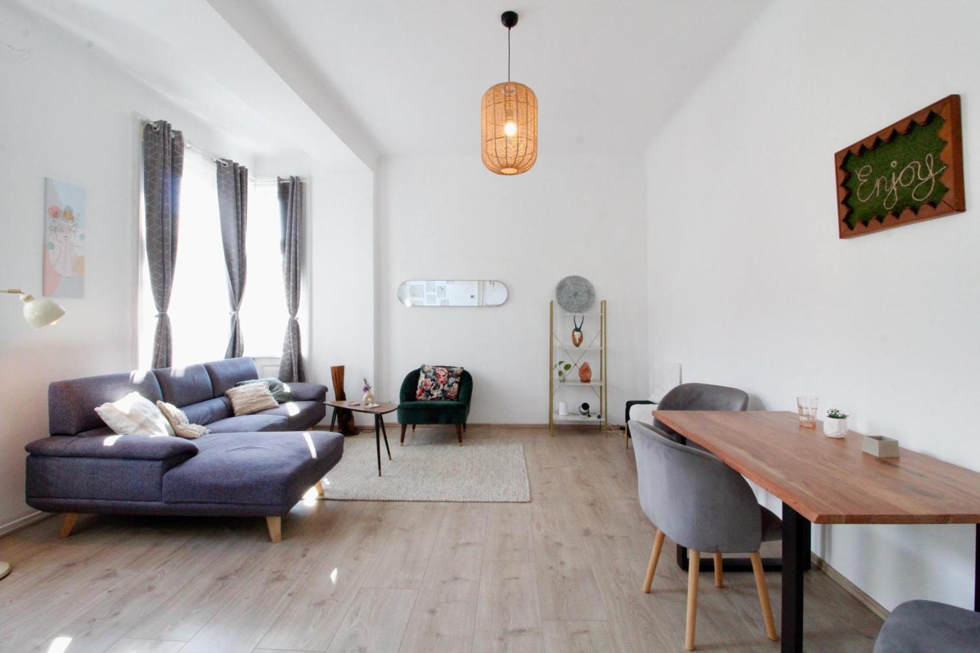 Cute Boho With Balcony Apartment *