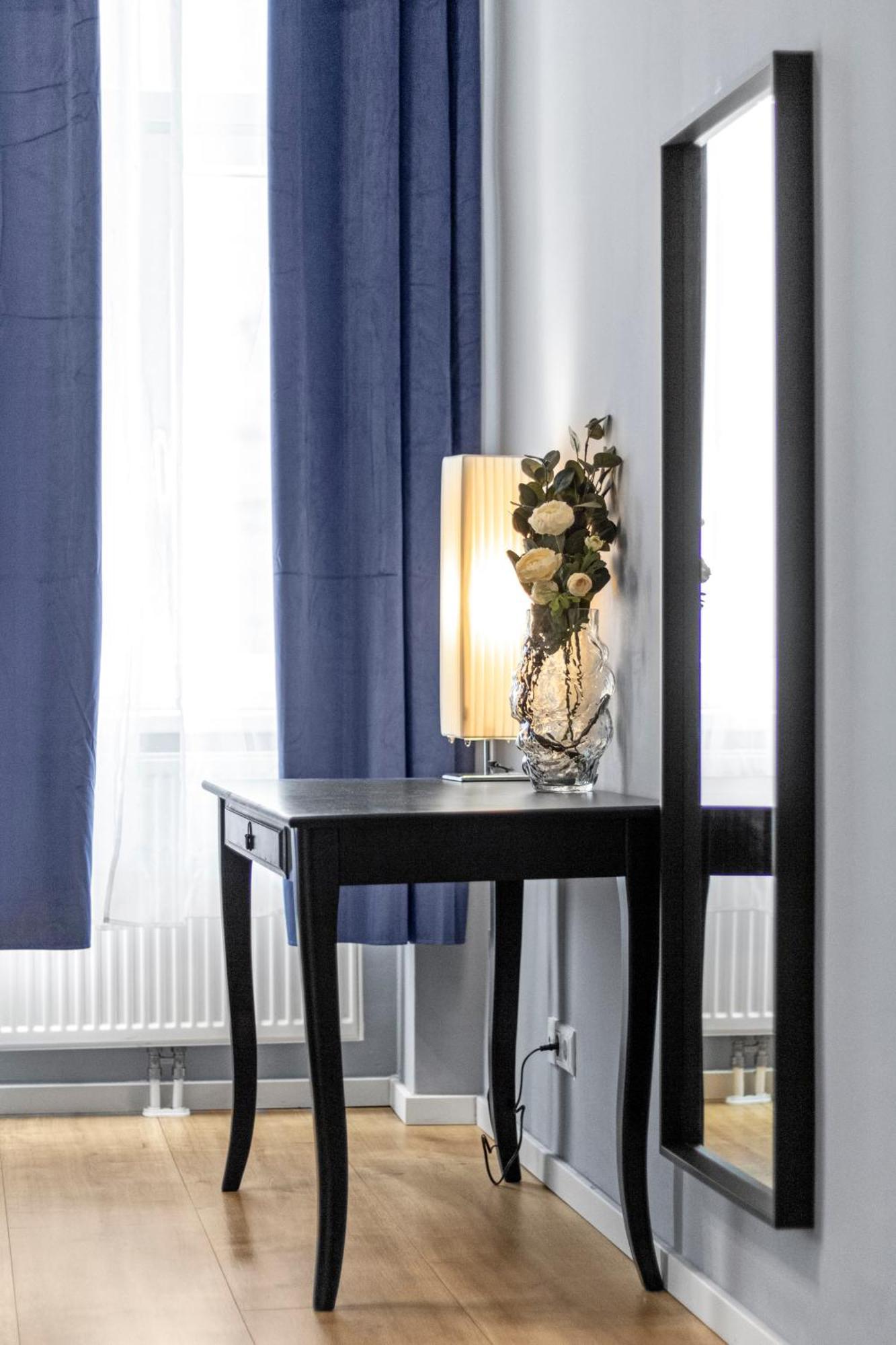 Luxurious And Bright, 5 Min To City Center Apartment *
