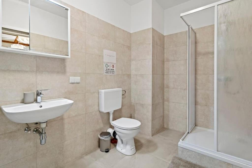 Spacious Modern I *
