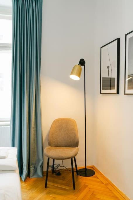 Homey 5 Min To Belvedere Apartment *