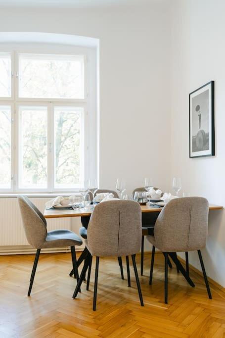 Homey 5 Min To Belvedere Apartment *