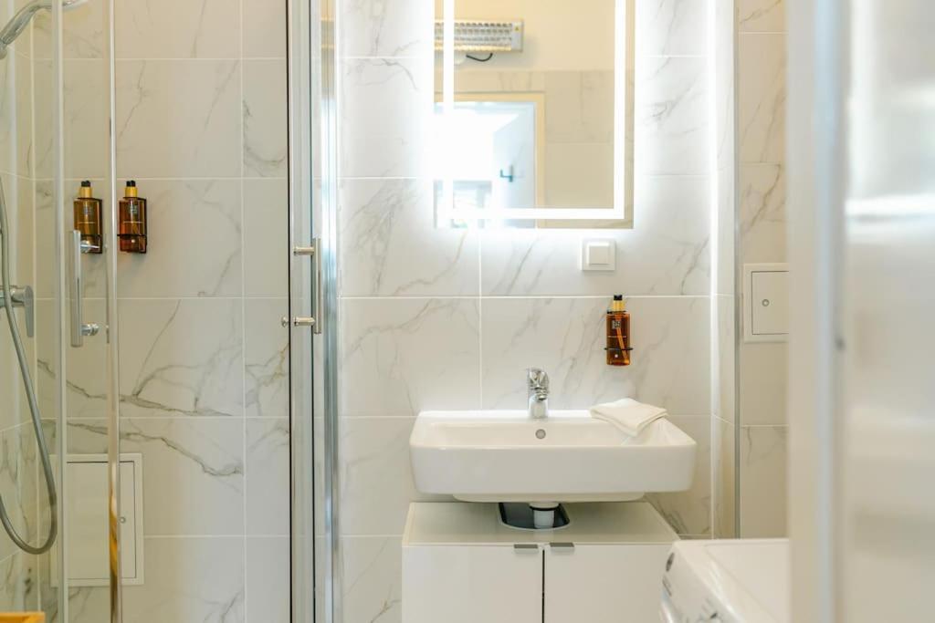 Homey 5 Min To Belvedere Apartment