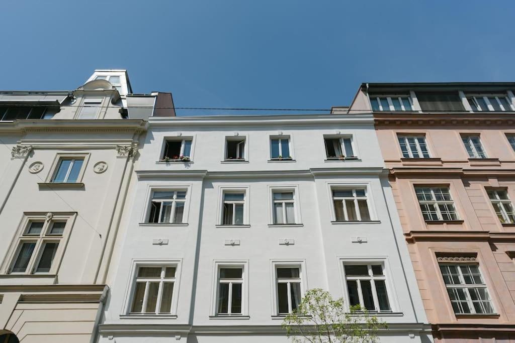Homey 5 Min To Belvedere Apartment