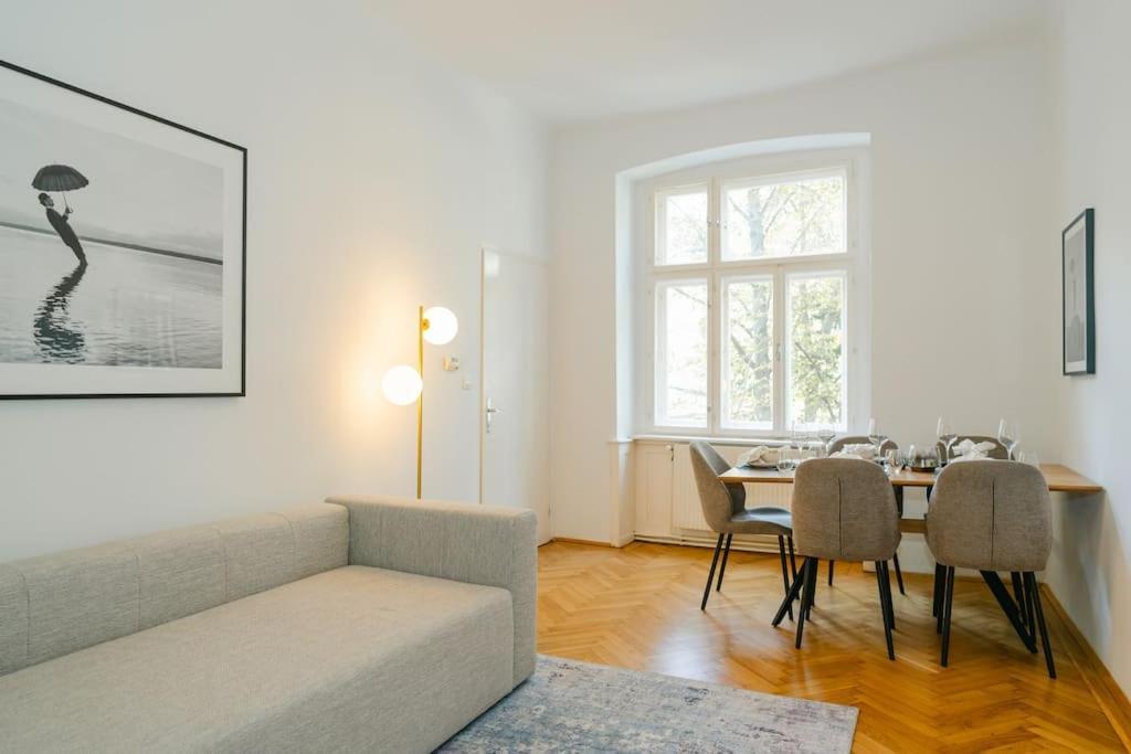 Homey 5 Min To Belvedere Apartment