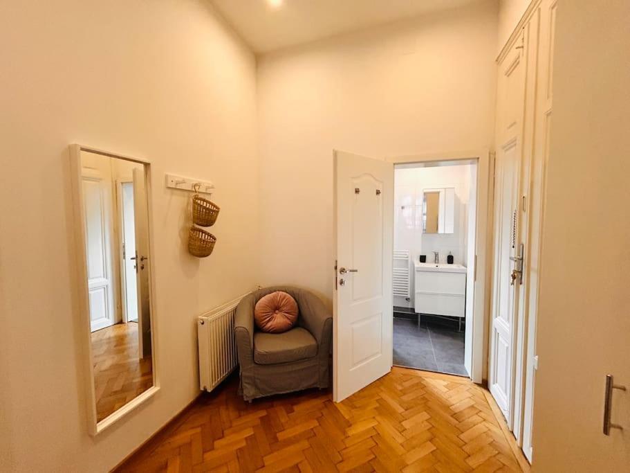 Geraeumiges Im Wiener Altbauflair Apartamento