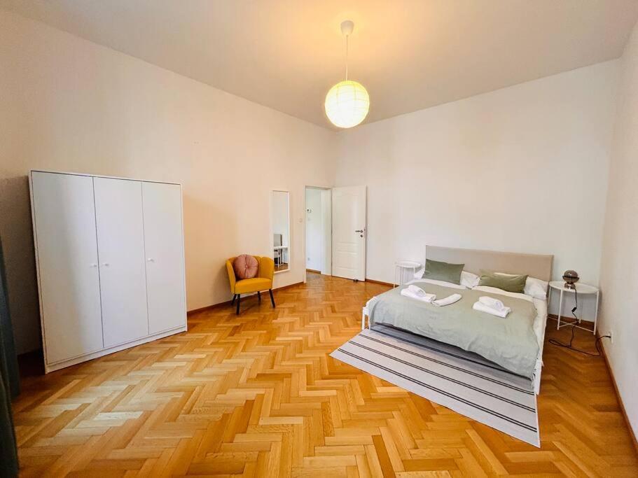 Geraeumiges Im Wiener Altbauflair *