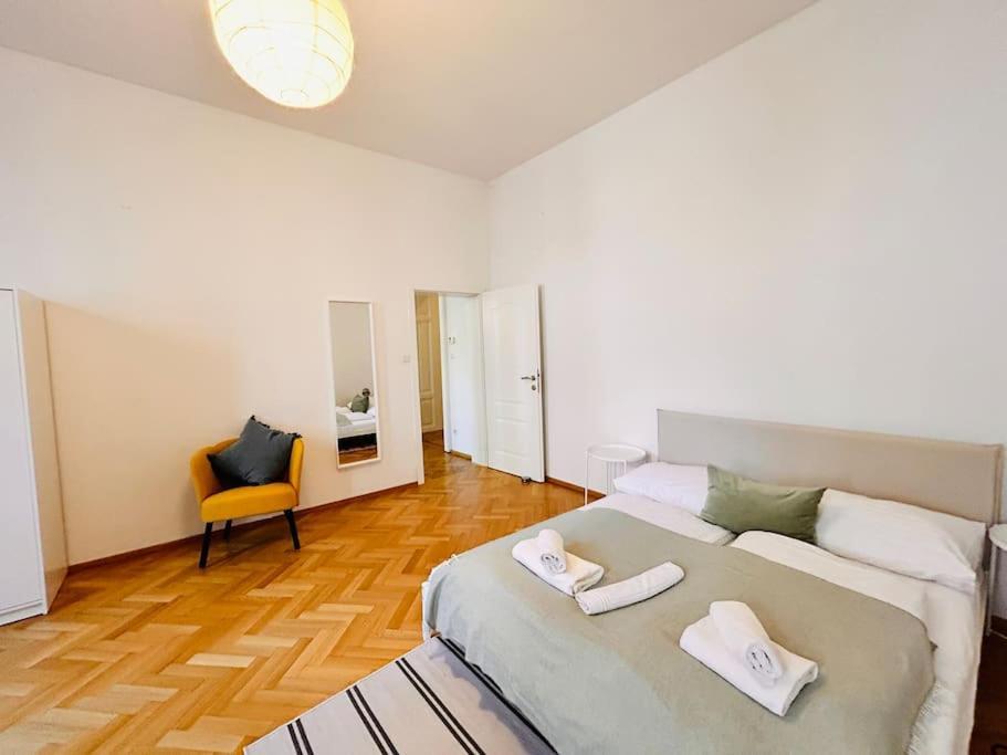 Geraeumiges Im Wiener Altbauflair * Viena