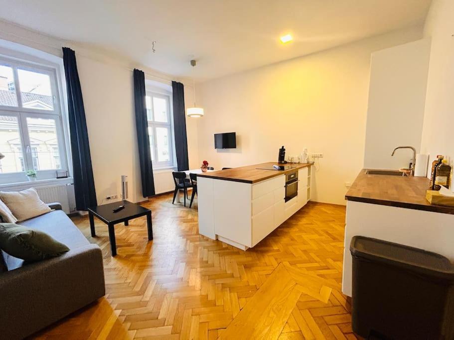 Geraeumiges Im Wiener Altbauflair Apartamento *