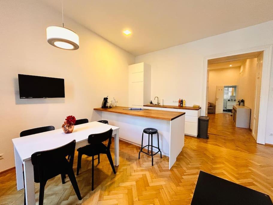 Apartamento Geraeumiges Im Wiener Altbauflair *