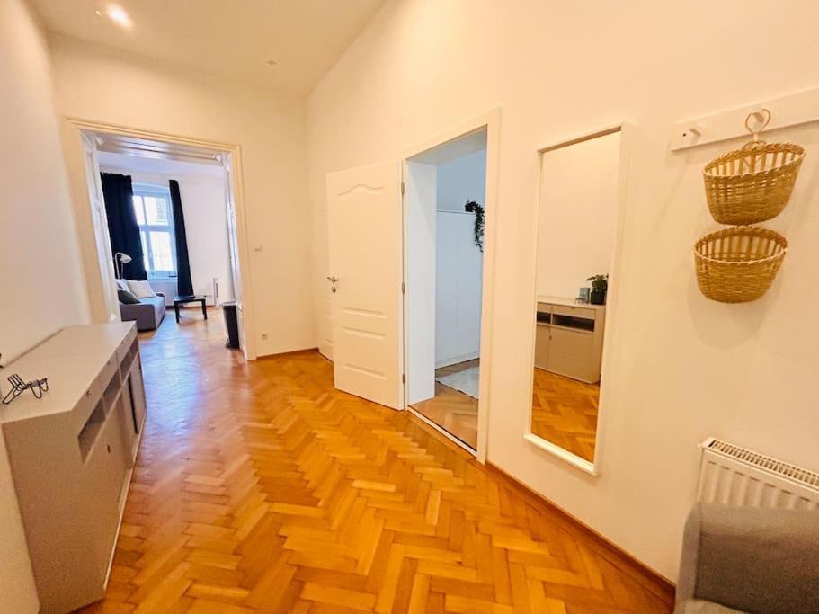 Geraeumiges Im Wiener Altbauflair Viena