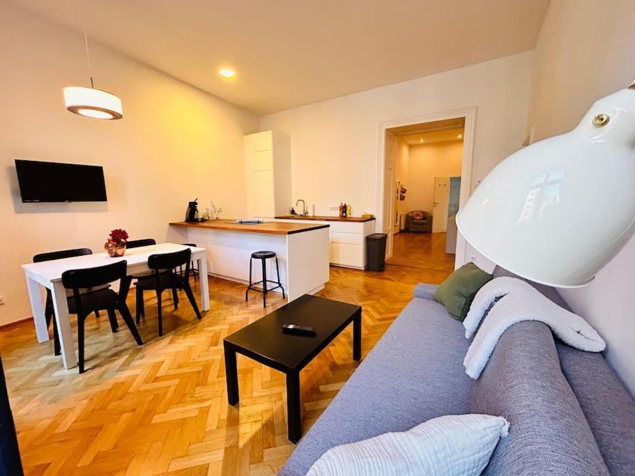 Geraeumiges Im Wiener Altbauflair Apartamento *