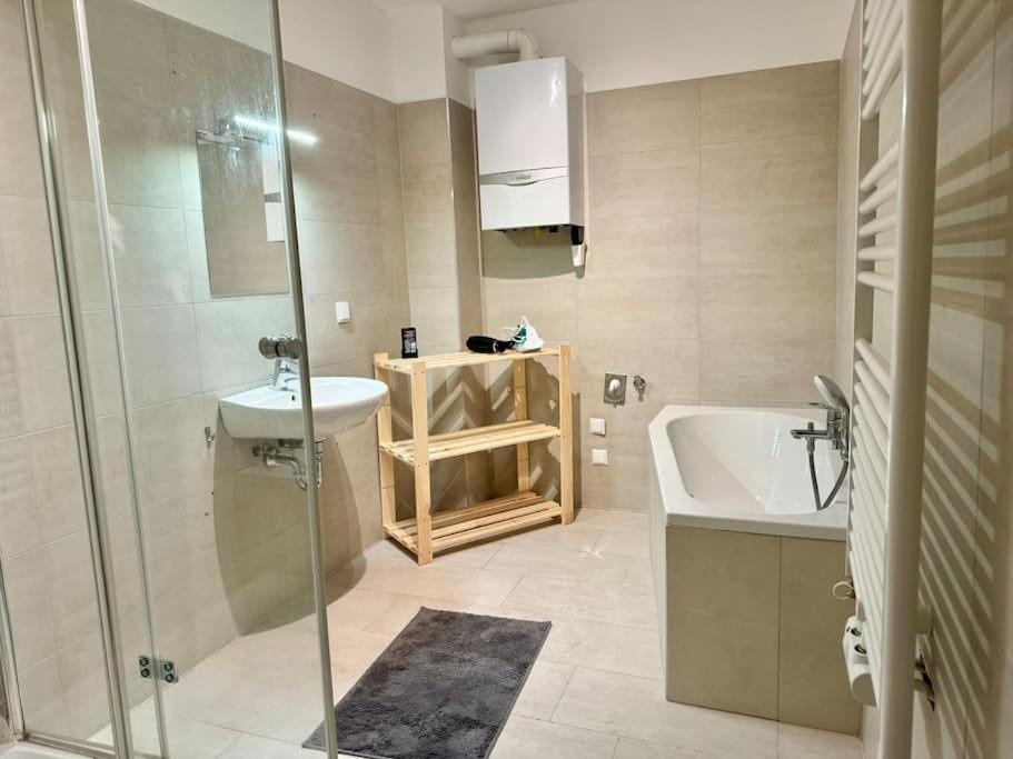 Modern Stylish & Spacious With Balcony Apartment Wien