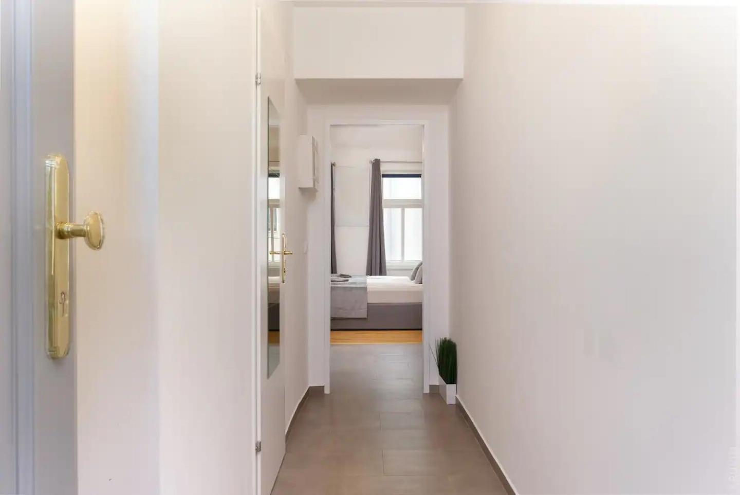Perfect Location, 2 Min To Main Station *