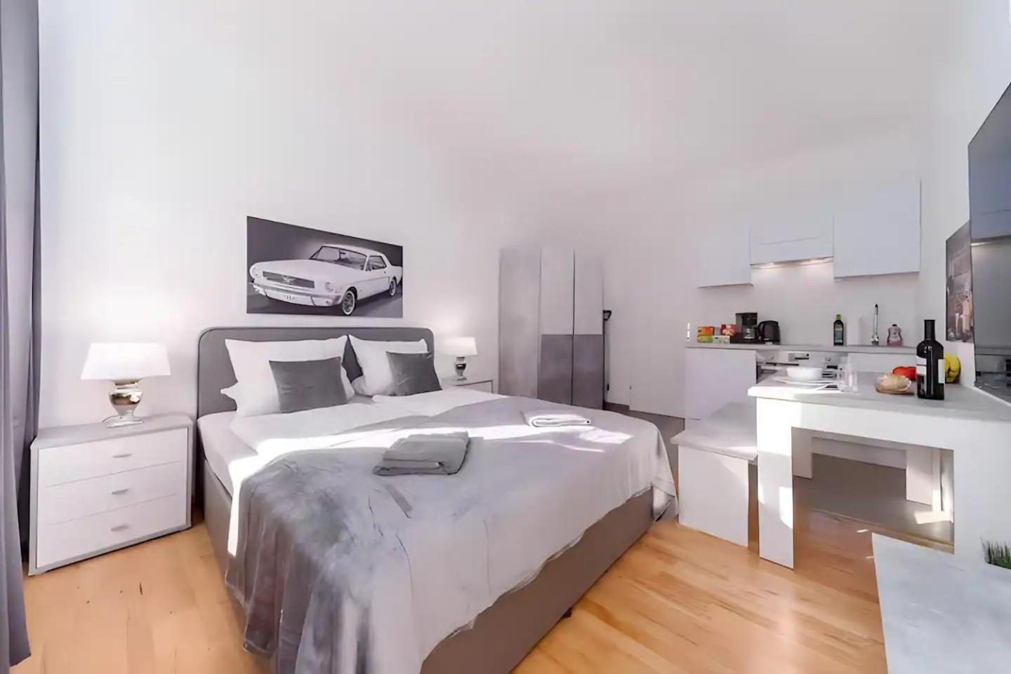Perfect Location, 2 Min To Main Station Apartment *