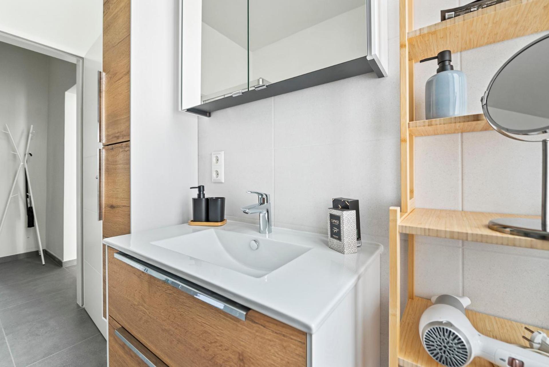 Apartment Cozy, Generous - 10 Min To City-centre - Contactless 24h Check-in