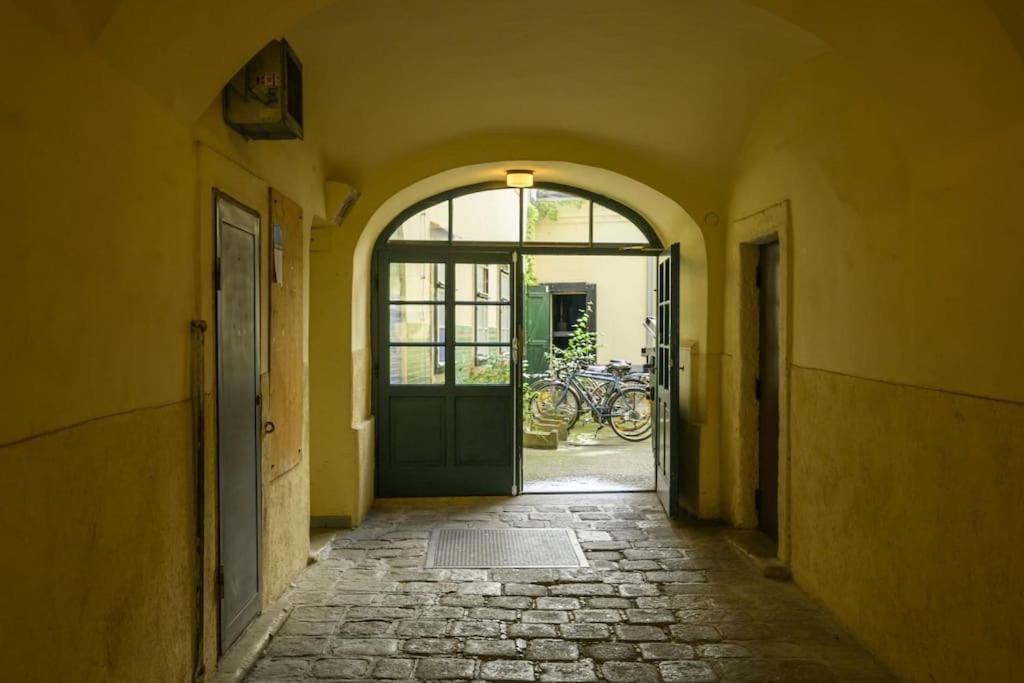 Charming In Center Apartment Vienna