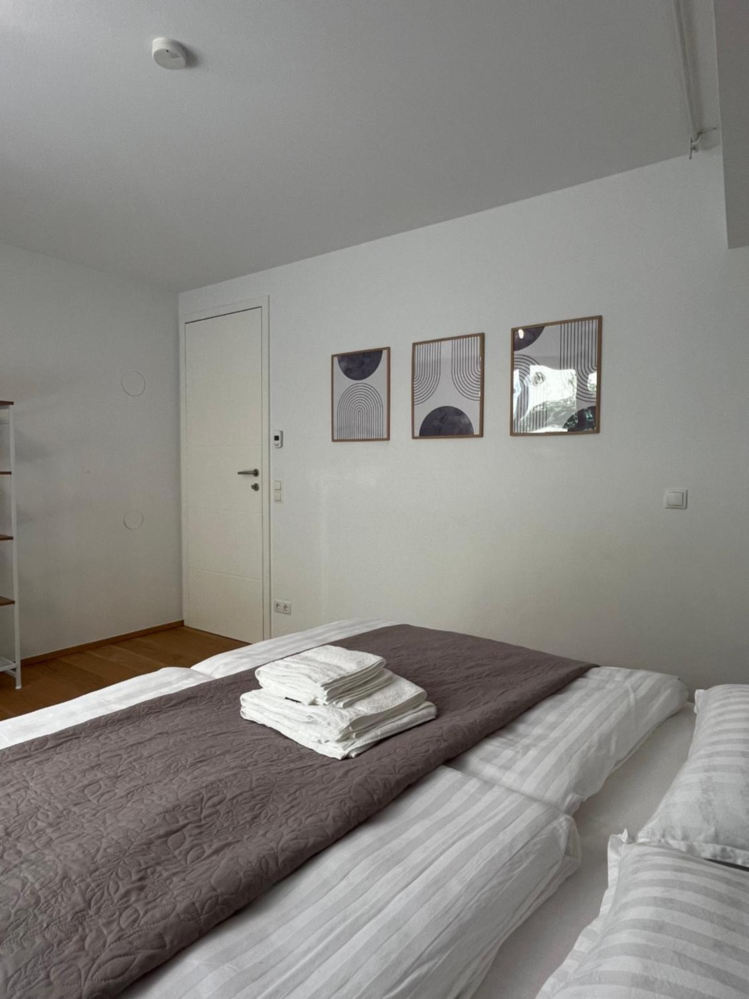 Roterd Residence, & Green, Parking Lot * Wien