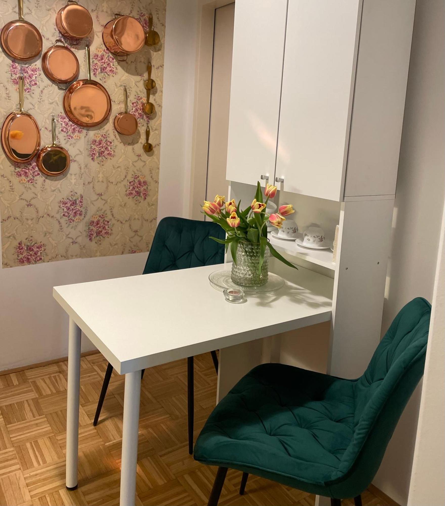 Apartment Beautiful Flat Top Location *