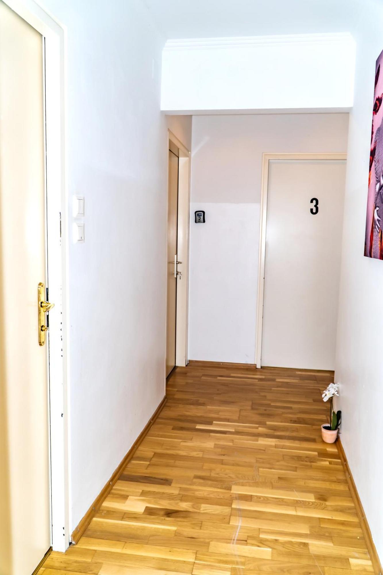 Spacious 5 Minutes To Wiener Stadthalle Alloggio in famiglia *