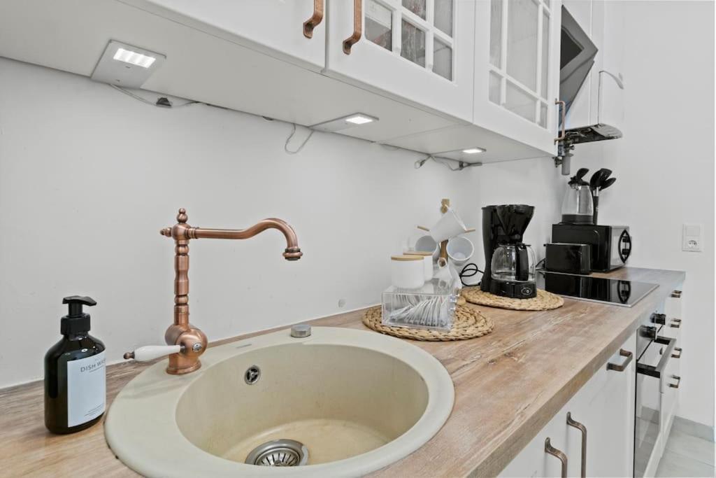 Apartment At Belvedere, Location Close To U1