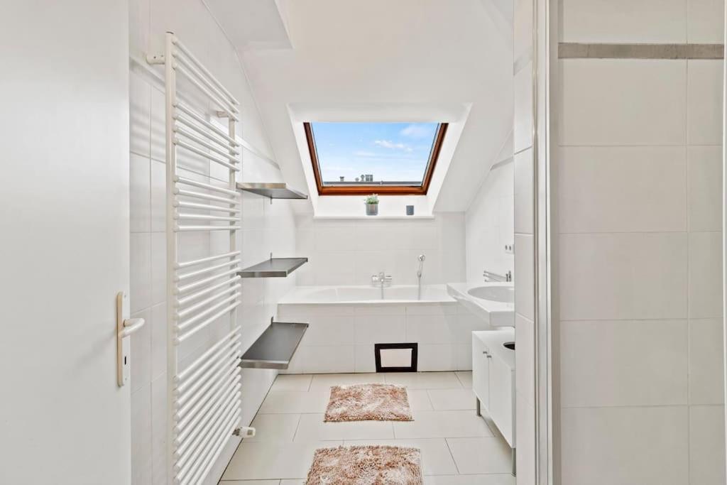 Apartment Spacious Next To Shopping Mall With Balcony Vienna