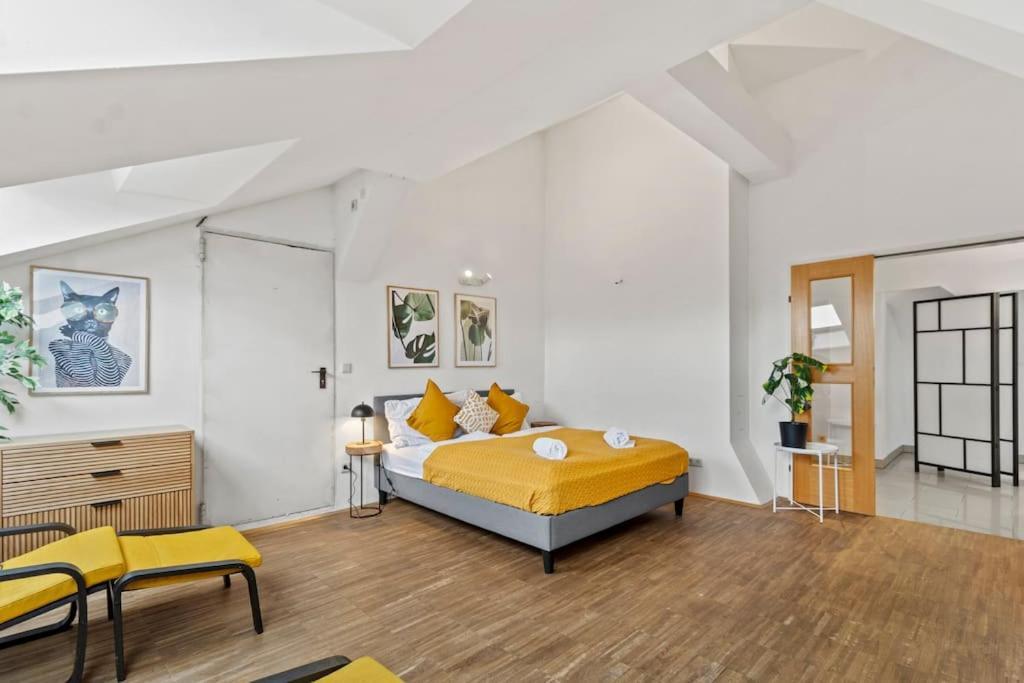 Spacious Next To Shopping Mall With Balcony * Vienna