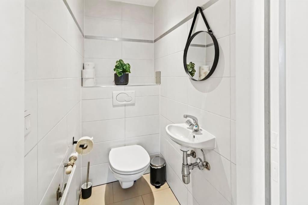 Apartment Spacious Next To Shopping Mall With Balcony