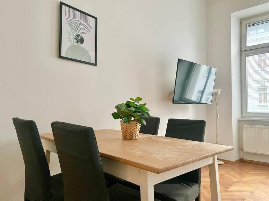 Sunny Central Apartment Vienna