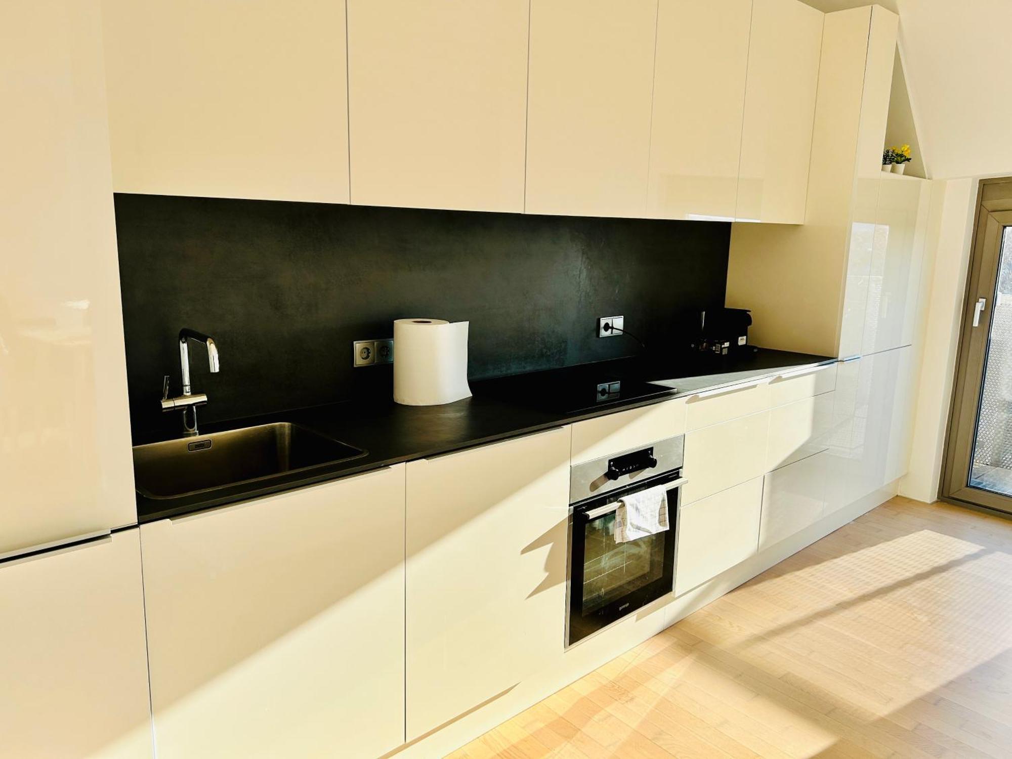 Premium 4 Bedroom Penthouse - Free Parking Apartment