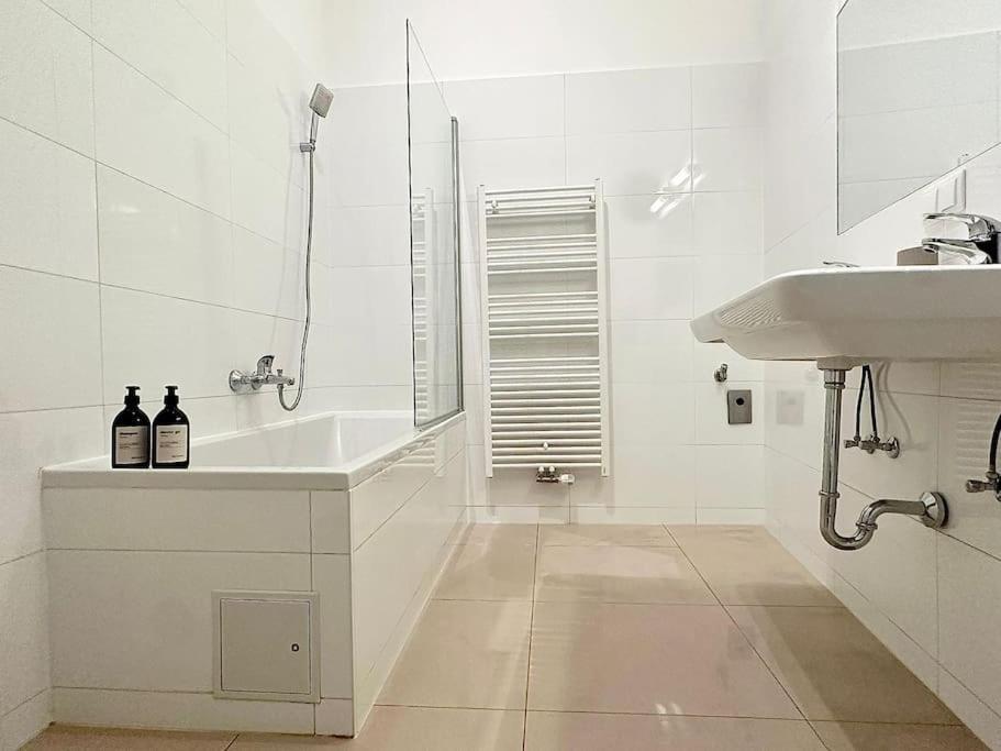 Close To Metro, 10 Minutes To Mariahilferstrasse Apartment